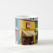 カラフルな建物のマグ コーヒーマグカップ (中央)