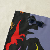 カラフルな恐竜パターン(暗い) ビーチタオル (インサイチュ)