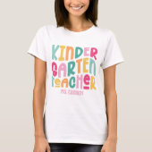 カラフルな文字デザインの幼稚園の先生 Tシャツ (正面)