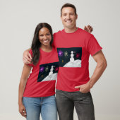 カラフルな新年の花火と雪だるまの冬の祭典 Tシャツ (ユニセックス)