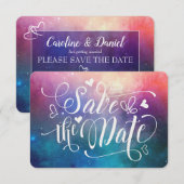 カラフルな星雲のタイポグラフィー Save the Date カード (正面/裏面)
