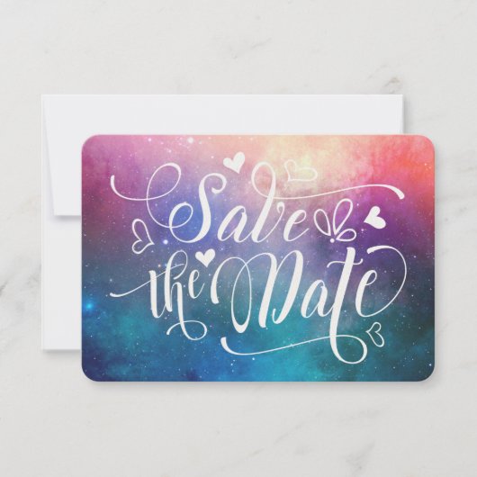カラフルな星雲のタイポグラフィー Save the Date カード (正面)
