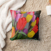 カラフルな春のチューリップのプリントの枕 クッション (ブランケット)