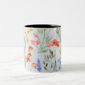 カラフルな春の野の花の草原 ツートーンマグカップ (中央)