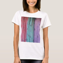 カラフルな柄の布 Tシャツ