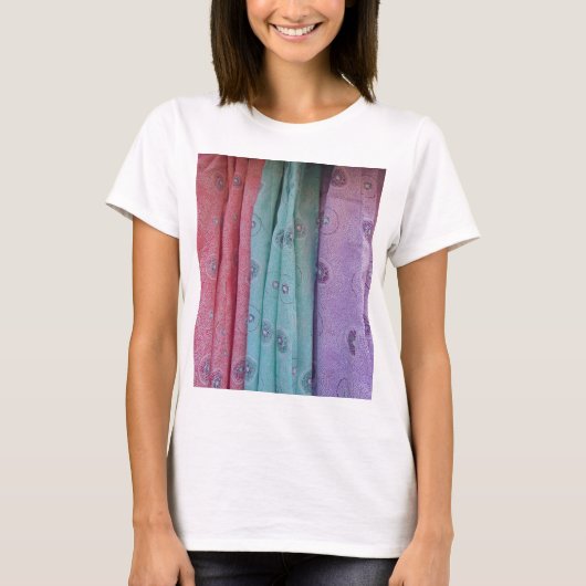 カラフルな柄の布 Tシャツ (正面)