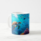 カラフルな海中のウミガメの情景 コーヒーマグカップ (正面左)