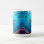 カラフルな海中のウミガメの情景  コーヒーマグカップ (中央)