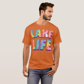 カラフルな湖の暮らし 70年代の友達 Tシャツ (正面フル)