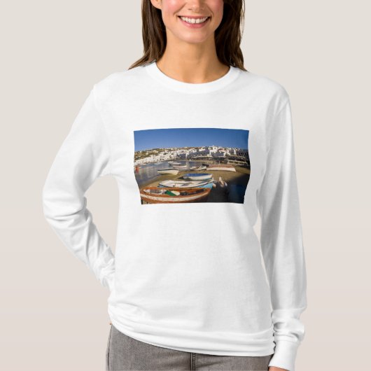 カラフルな漁船のある港町 Tシャツ (正面)