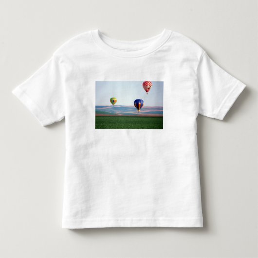 カラフルな熱気球が小麦の上を漂う トドラーTシャツ (正面)