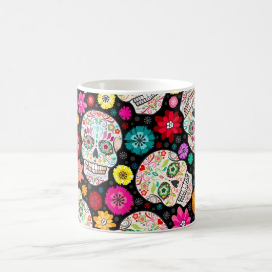 カラフルな砂糖のスカルおよび花のフェスタの黒のマグ コーヒーマグカップ (中央)