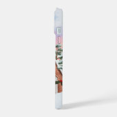 カラフルな空と松の木の冬の心地よい家 iPhone 15ケース (左側面)