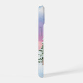 カラフルな空と松の木の冬の心地よい家 iPhone 15ケース (右側面)