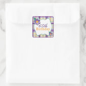 カラフルな紫色の黄色い格子縞の第65誕生日のステッカー スクエアシール (バッグ)