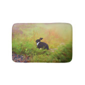 カラフルな群葉の白黒イースターのウサギ バスマット (正面)