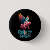 カラフルな翼を持つかわいい豚 | 魔法を信じて 缶バッジ (正面)