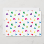 カラフルな肉球プリント ピンク ペット誕生日写真 招待状 (裏面)