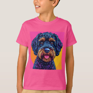 カラフルな背景に立つ幸せな犬 Tシャツ