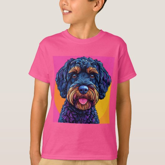 カラフルな背景に立つ幸せな犬 Tシャツ (正面)