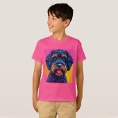 カラフルな背景に立つ幸せな犬 Tシャツ (正面フル)