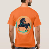カラフルな背景の黒馬 Tシャツ (裏面)