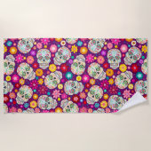 カラフルな花および砂糖のスカルのビーチタオル ビーチタオル (正面)