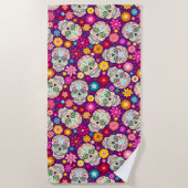 カラフルな花および砂糖のスカルのビーチタオル ビーチタオル (正面)