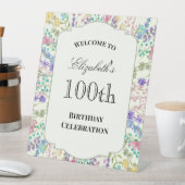 カラフルな花の100歳の誕生日ウェルカムサイン 台座サイン (インサイチュ)