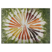 カラフルな虹のパターンがデザインされたニンジン野菜の庭 カッティングボード (正面)