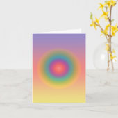 カラフルな虹の同心円スペース カード (黄色い花)