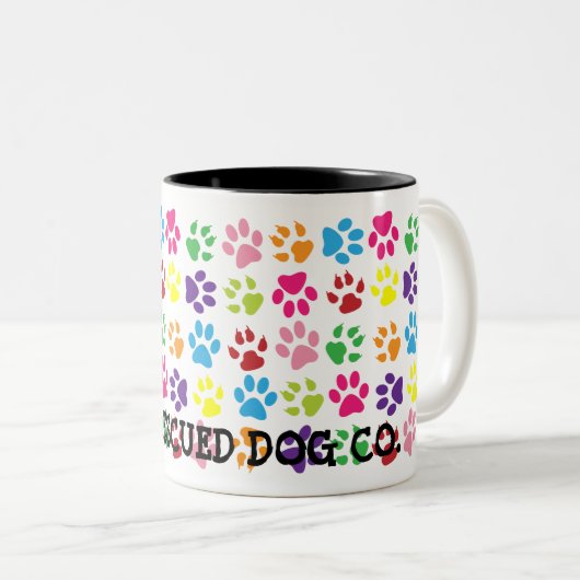 カラフルな足のプリントのマグ ツートーンマグカップ (正面右)