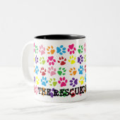 カラフルな足のプリントのマグ ツートーンマグカップ (正面左)