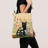 カラフルな野の花の中の黒猫 – コテージコア トートバッグ (クローズアップ)