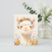 カラフルな野の花の花冠をかぶった白いアルパカ ポストカード (スタンド正面)