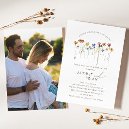カラフルな野生の花が道に咲くカップル写真 招待状