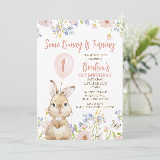 カラフルな野生の花 兎の1歳誕生日 招待状 (スタンド正面)