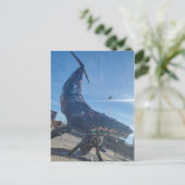 カラフルな金属のクジラの彫刻 ポストカード (スタンド正面)