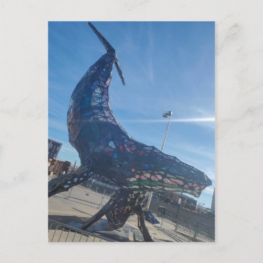 カラフルな金属のクジラの彫刻 ポストカード (正面)