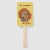 カラフルな雄の七面鳥の大きな尾羽が黄色の葉の上に立つ ハンドファン (裏面)