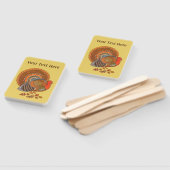 カラフルな雄の七面鳥の大きな尾羽が黄色の葉の上に立つ ハンドファン (組立なし)