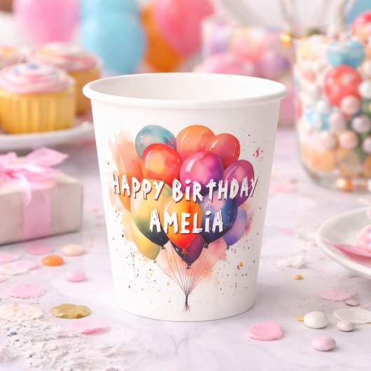 カラフルな風船 子供の楽しい誕生日 紙コップ
