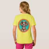 カラフルな首輪をつけた幸せな犬 Tシャツ (裏面フル)