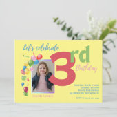 カラフルな3歳の誕生日写真パーティー招待状 招待状 (スタンド正面)