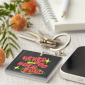 カラフルな「Never Too Much Fun」レトロ風Tシャツ キーホルダー (正面右)