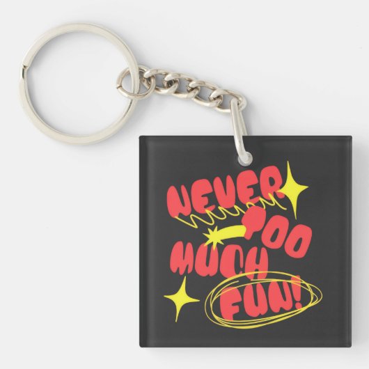 カラフルな「Never Too Much Fun」レトロ風Tシャツ キーホルダー (正面)
