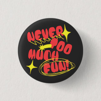 カラフルな「Never Too Much Fun」レトロ風Tシャツ 缶バッジ
