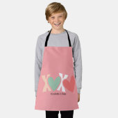 カラフルな「XOXO」バレンタインデー エプロン (着用した状態)