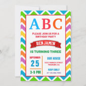 カラフルなABCキッズアルファベット誕生日パーティー 招待状 (正面)