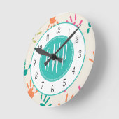 カラフルなHandprintsのモノグラムの先生 ラウンド壁時計 (傾斜)